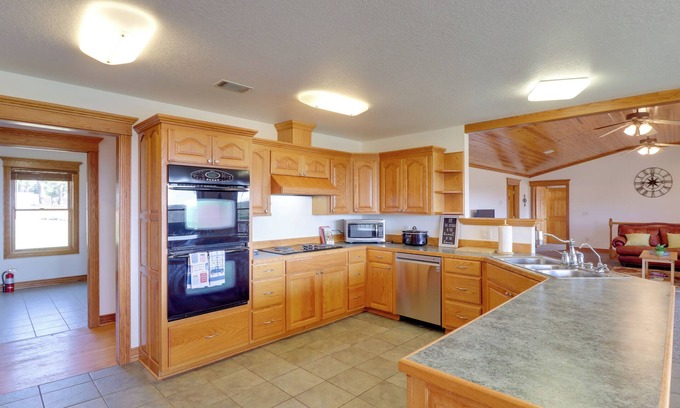 Fairfield Bay Cottage | Mountain Views + Shared Pool: Ozarks Family Home