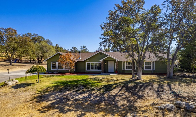 Coarsegold Cabin | MountainCabin w/ HotTub GameRoom Yosemite BassLake