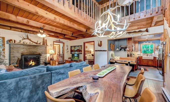 Pocono Pines House | MountainMama~ Lake Naomi cabin~sleeps 8 w/Lake Access Kayaks