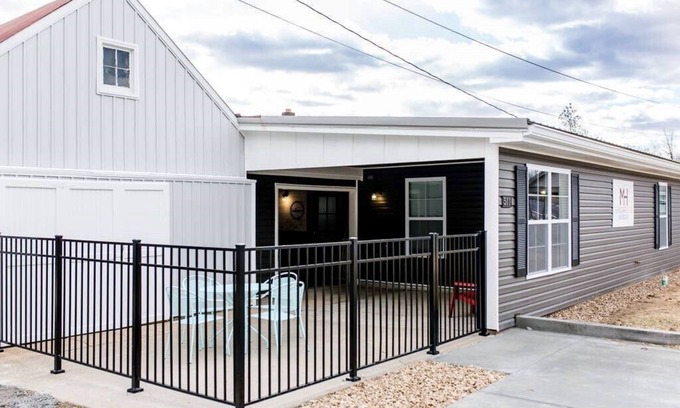 Hermann House | Mozart House, Unique 3 bed 3.5 Bath House with Spectacular Outdoor Space in Downtown Hermann, MO