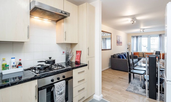 Watford Apartment | MPLA Watford WD18 Corporate Let 2-bed with Parking