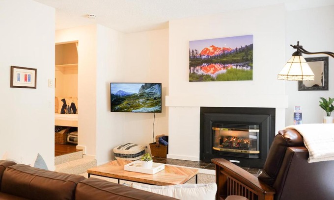 Glacier House | Mt Baker Den, Sleeps 4