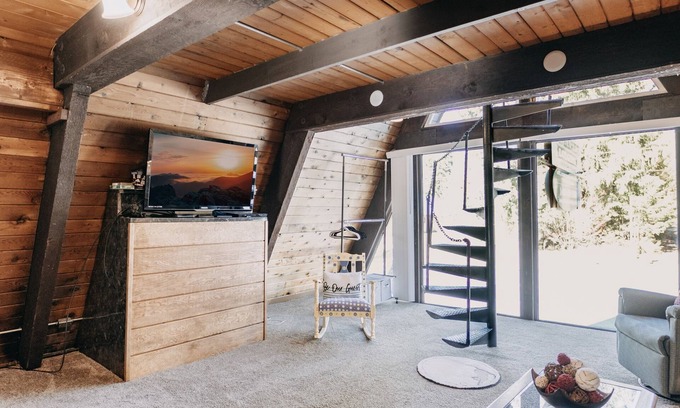 Glacier Apartment | Mt. Baker Lodging Ensuite 5 - Sleeps 2!
