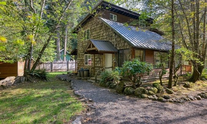Welches House | Mt. Hood Hideaway: Hiking, harmony, hot tub, and access to the hill!