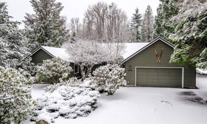 Welches House | Mt. Hood Ski Home - Sauna, Fireplace, Sleeps 10 + Heated Pool & Hot Tub Access