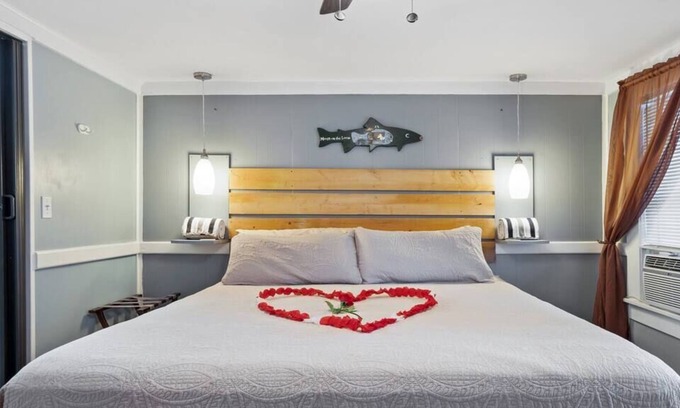 Twin Mountain Cottage | Mt. Washington by day and hot tub at night! #2