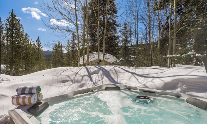 Blue River Cabin | Mtn & Lake Views, Hot Tub, Chef's Kitchen, Breck