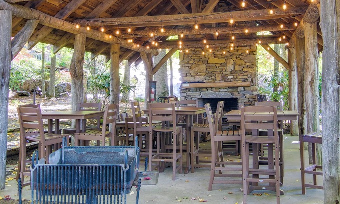 Mountain Air Apartment | Mtn-view Condo w/Screened Porch in Burnsville!