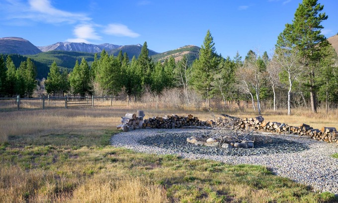 Anaconda Cabin | Mtn Views, AC, Fire Pit, Hunters Welcome!