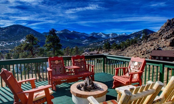 Estes Park House | Mtn Views of Longs and RMNP Peaks, Gas FirePit, HTub, Billiards, Indoor BBCourt