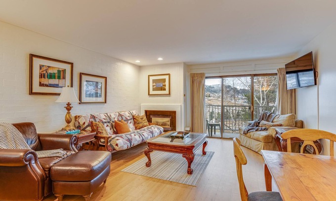 Steamboat Springs Condo | ⭐️ Mtn Village ⭐️ Private Deck ⎮ HotTub ⎮ Free WIFI + Fireplace