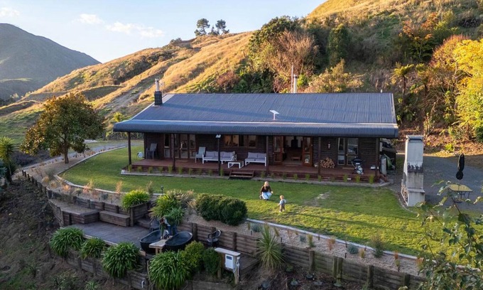 Kinloch Ski Chalet | Muirs Reef Lodge, Kinloch holiday home Lake Taupo. Private mountain & lake views