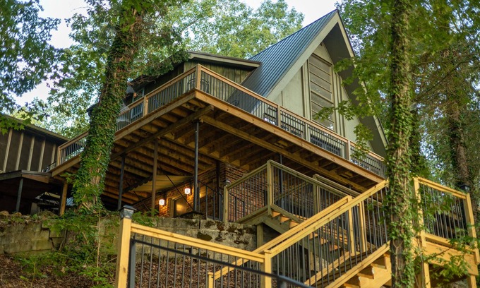Killen House | Multi-generational retreat on Wilson Lake w/game room, firepit & pier