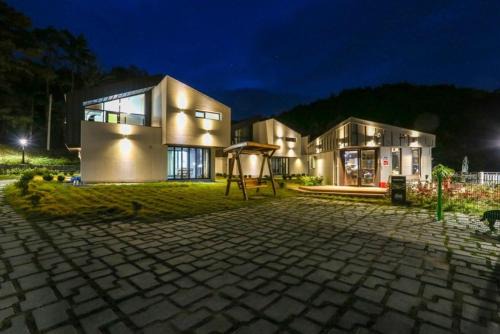 Mungyeong House | Mungyeong Arten Pool Villa