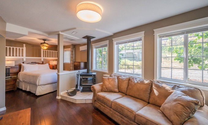 Okanagan-Similkameen Bed & Breakfast | Munson Mountain Estates