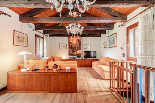 Longa House | Murano Glass Residence