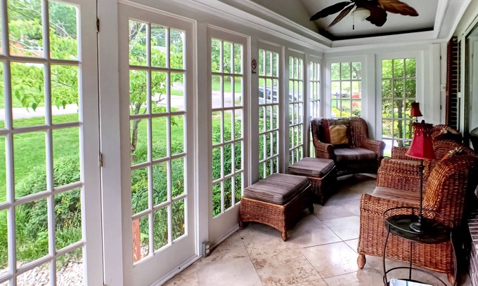 Glengarry House | Musician's Haven in Music City - 7 miles to downtown - off-street parking