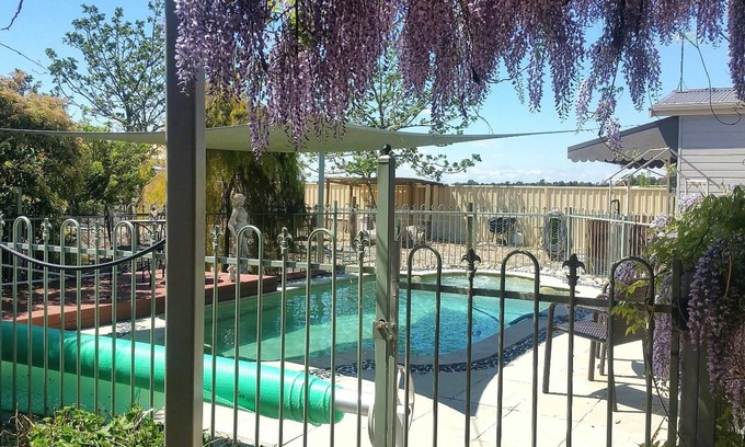 Rutherglen Bed & Breakfast | Must Love Dogs B&b