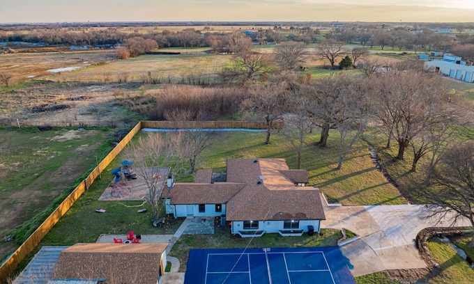 Weston House | Mustang Memories at Pilot Point – Cozy gatherings & Outdoor fun