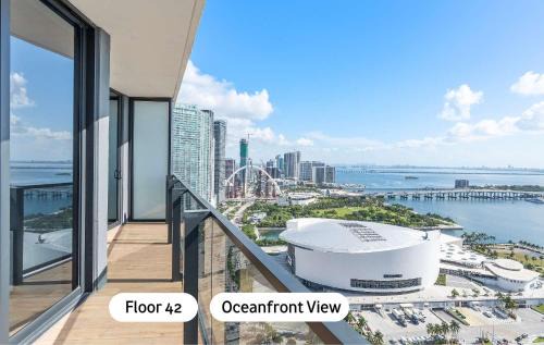 Downtown Miami Apartment | MVR - 5-Star Resort Pool & Private Balcony