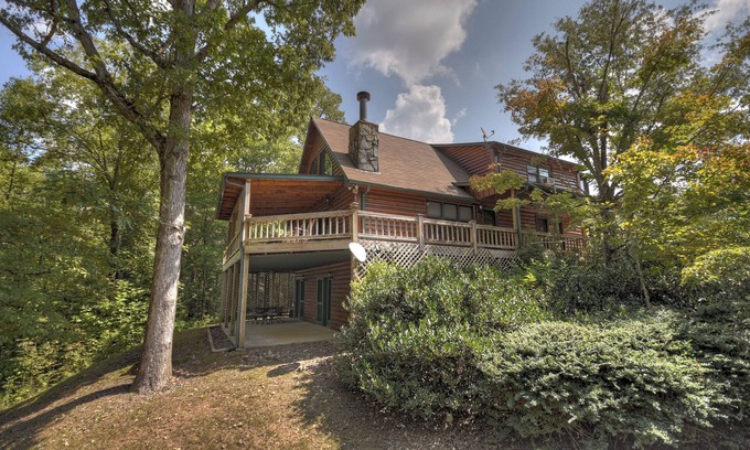 Morganton Cabin | My Mountain Escape, Pet Friendly, Hot Tub, 15 minutes from Blue Ridge
