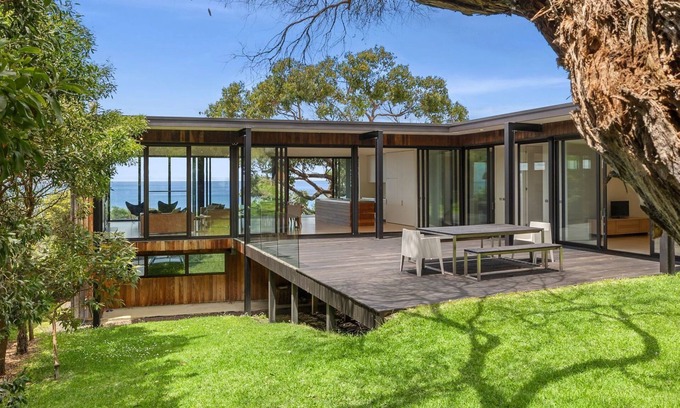 Lorne House | Myoora - A stunning oceanfront retreat