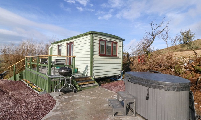 Rhyd-y-clafdy Cottage | N?TH Y BIODEN (MAGPIE'S NEST), pet friendly, with hot tub in Trefor