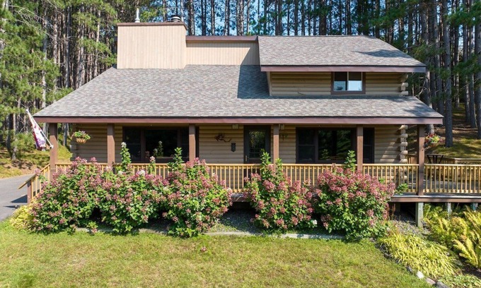 Cable Cabin | Namekagon Pines Retreat a 3 bedroom Log Home Near Mt. Telemark