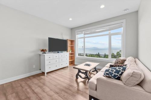 Regional District of Nanaimo House | Nanaimo 2BR Oceanview Suite w/Kitchen & Laundry