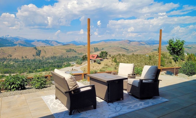 Twisp House | Nanasu-Set on 20 acres with Outstanding Views of the Methow!