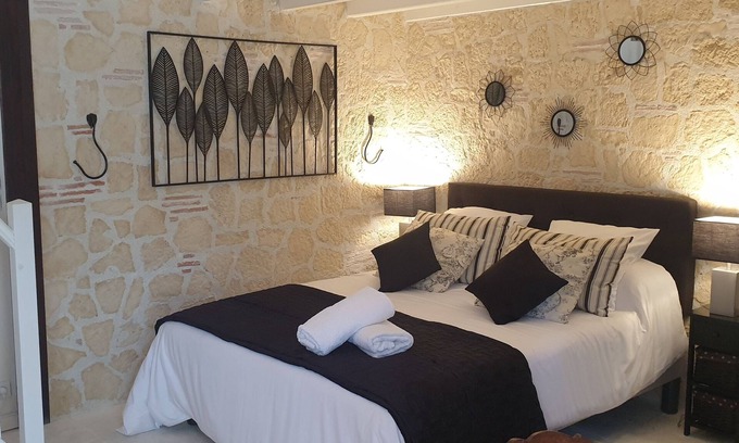 Parranquet Bed & Breakfast | Naomie" family guest room and swimming pool