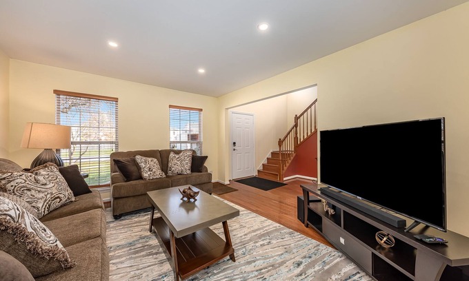 Naperville House | Naperville FHS Rental - Skylane Dr