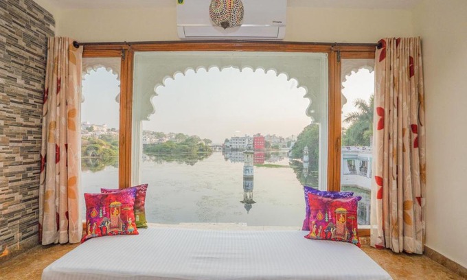 Lake Swaroop Sagar Hotel | Natural Lake View Hotel