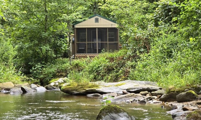Purlear Cabin | Nature escape, Hot Shower/Cool Tub, WIFI, Peaceful