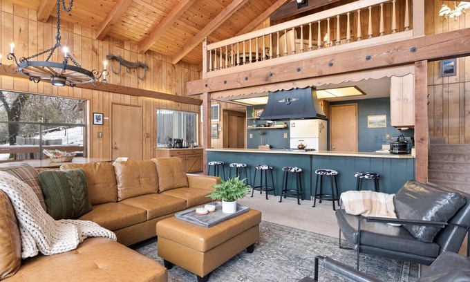 Oakhurst Cabin | Nature Haven: Jacuzzi, Deck & Mountain Views