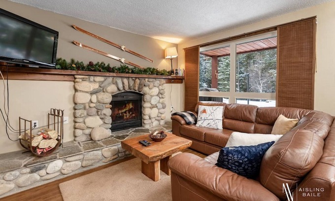 East Kootenay Apartment | ⛷Nature`s Nook⛷ | Ski In/Out | Pools | Hot Tub
