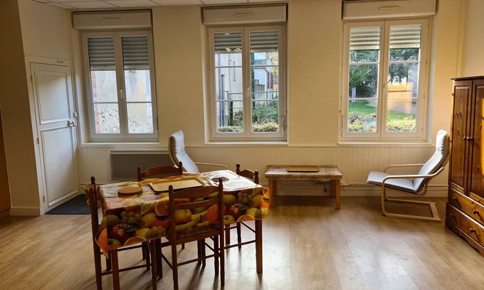 Bucy-Saint-Liphard Cottage | Nature stay near Orleans with animals and pond