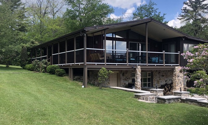 Lock Haven Cabin | Nature’s Best - Discount for veterans and 1st responders Great view. Sleeps 8