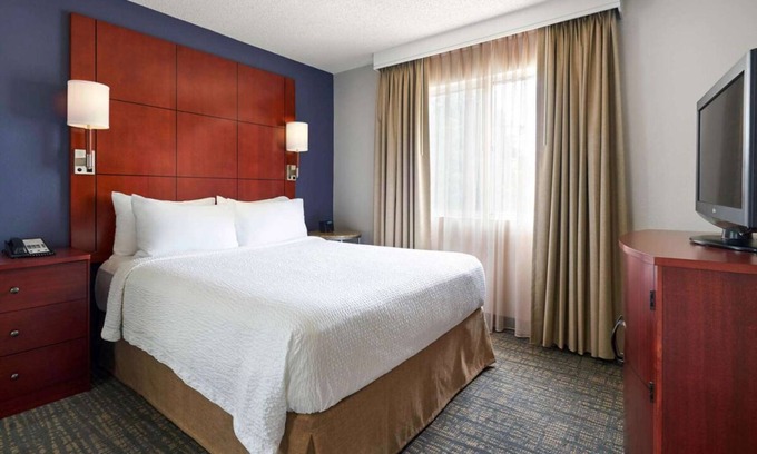 Parole Hotel | Nautical Adventure Awaits in Annapolis Suites! Pets Allowed Here! Free Breakfast