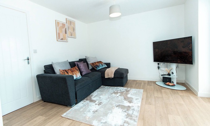 Coventry Apartment | Nay Apartment - Two Bedroom Apartment within 15mins walk to Coventry City Centre
