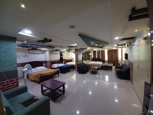 Tirupati Apartment | Nayath Serviced Apartments, Homely Stay for Families since 2011 Close to Bus, Railway Stations, Near to Reliance Mart, Srinivasam complex and many Restaurants Fully Furnished Kitchen Pet Friendly
