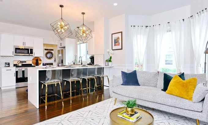 Everett Apartment | nBoston Luxury Home, Free parking, 5 mins to the Casino, 10 minutes to airport.