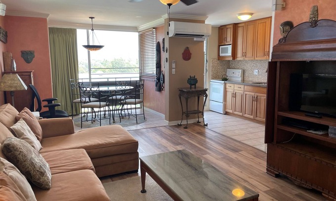 Diamond Head - Kapahulu - St. Louis Apartment | Near Beach, Great Views, Pool, Splitpac AC, Parking, Fast Wifi. Garden setting.