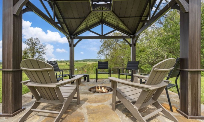 Omaha House | Near Branson & Thunder Ridge-Free Tickets-Live Llamas-Pvt Hot Tub-Country Retreat-Near Lakes!