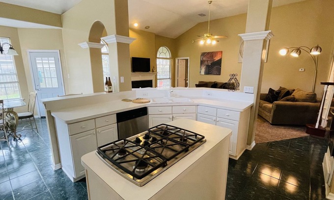 Kingwood House | Near Bush Airport