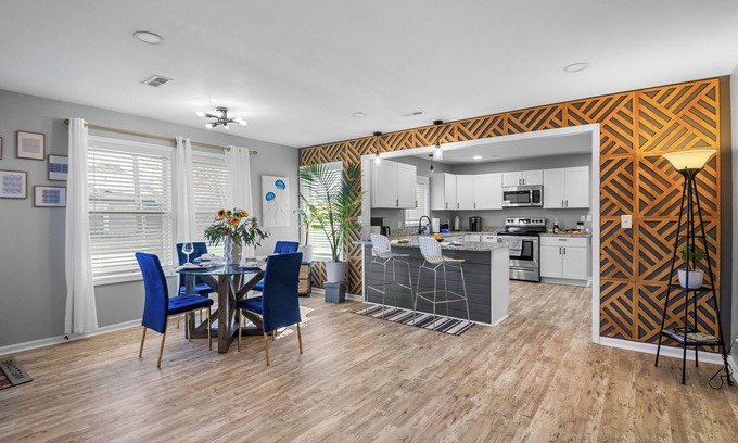 City View House | Near Downtown, 3 Bed 3 Bath, 2 EnSuite, FirePit, Fenced Yard Great for Pets