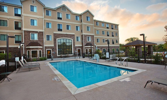 Sweetbriar Condo | Near Downtown Austin | 24 Hour Business Center + Heated Outdoor Pool