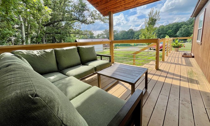 Marion Cabin | Near Lake Egypt, Hiking, Wineries- Micro Cabin