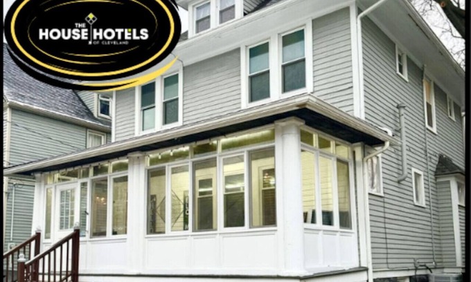 Lakewood House | NEAR Ohio City,Downtown,Tremont,Cavs,Browns,Clinic