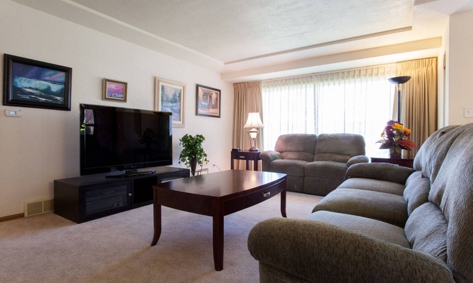 North Tabor House | Near Providence Hospital - Sunny and Comfy Tabor 2 Bedrooms - 1100 Sq Ft!